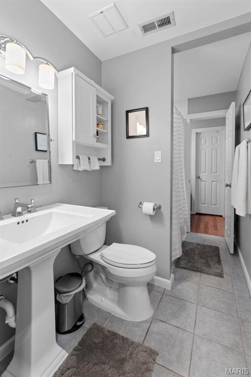 4260 Lindell Blvd Unit B, Saint Louis, MO 63108 - full bath featuring toilet, tile patterned floors, baseboards, and curtained shower