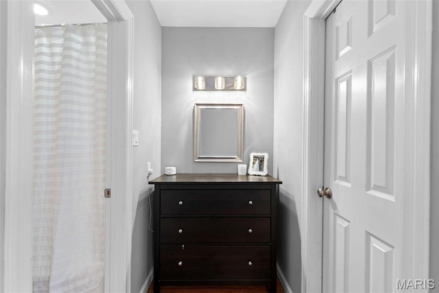 4260 Lindell Blvd Unit B, Saint Louis, MO 63108 - bathroom featuring vanity, baseboards, and curtained shower