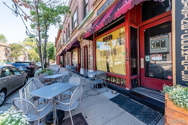 4260 Lindell Blvd Unit B, Saint Louis, MO 63108 - view of patio with outdoor dining space