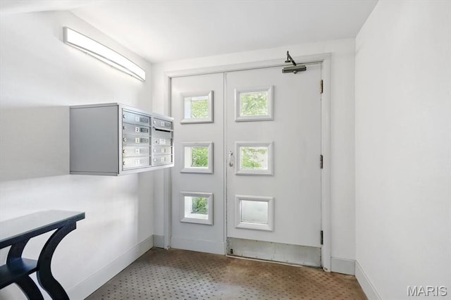 5 Delcrest Ct Unit 203, Saint Louis, MO 63124 - entryway with baseboards