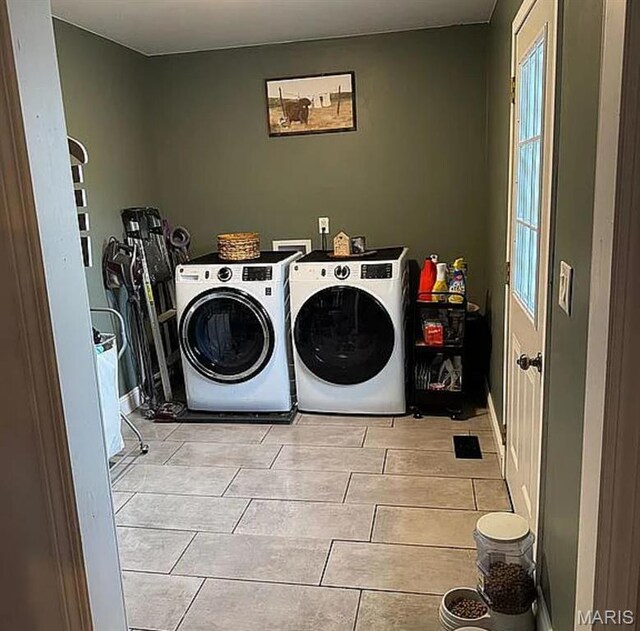 23784 Maries Road 410th Rd, Belle, MO 65013 - laundry area featuring washing machine and clothes dryer and wood tiled floors