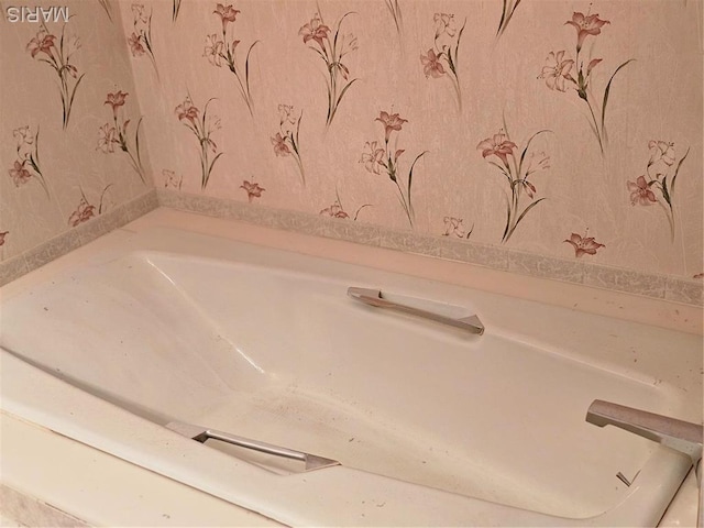 1117 Meadow Ln, Sparta, IL 62286 - detailed view of a tub and wallpapered walls
