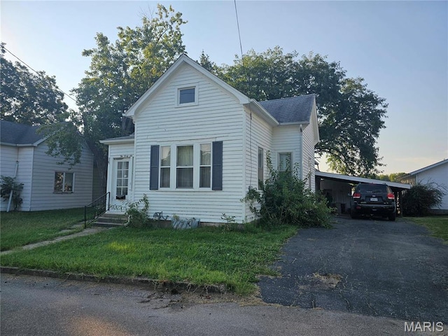 1046 Market St, Saint Genevieve, MO 63670 - view of front of house featuring asphalt driveway and a front lawn
