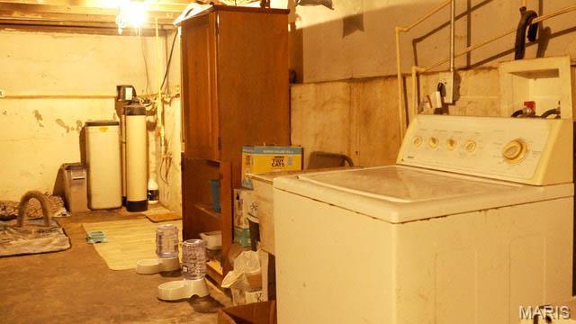 1732 Ferguson Ave, Granite City, IL 62040 - clothes washing area with washer / clothes dryer