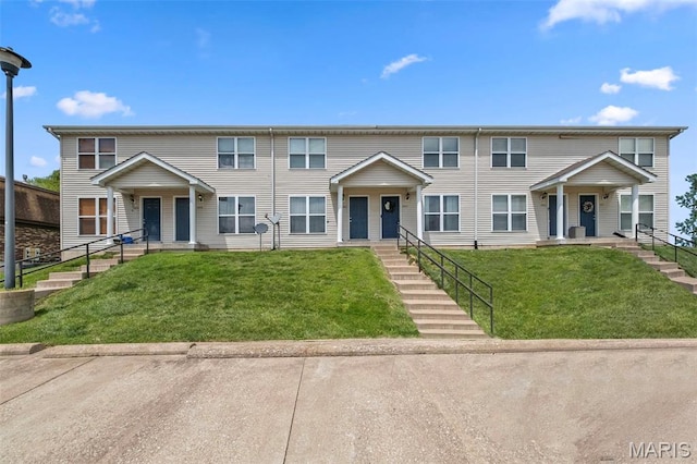 townhome / multi-family property featuring a front yard