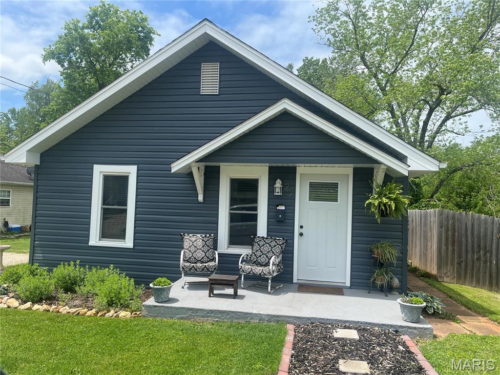 view of front of home featuring a porch