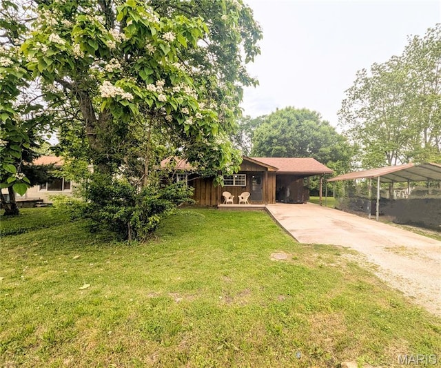 631 W Victor St, Poplar Bluff, MO 63901 - view of front facade featuring driveway and a front yard