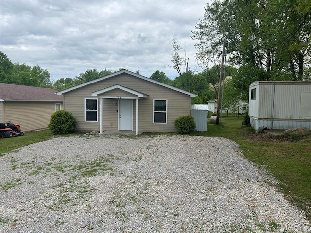 view of front facade featuring gravel driveway