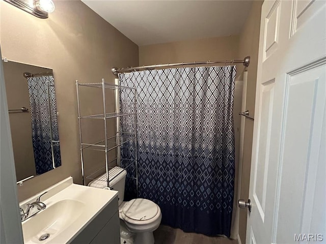 full bathroom featuring toilet, vanity, and a shower with shower curtain