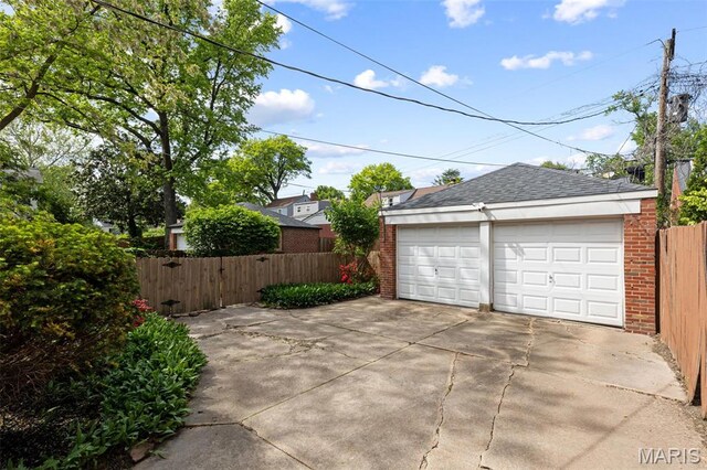 7487 Shaftesbury Ave, University City, MO 63130 - detached garage featuring fence