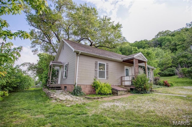 view of front of property featuring a front lawn