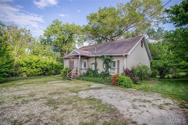 view of front facade featuring a front yard