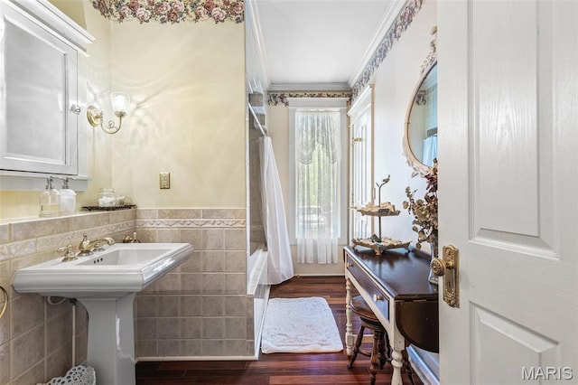 505 Thompson Ln, Arcadia, MO 63621 - full bath featuring wood finished floors, wainscoting, crown molding, tile walls, and shower / bath combo with shower curtain