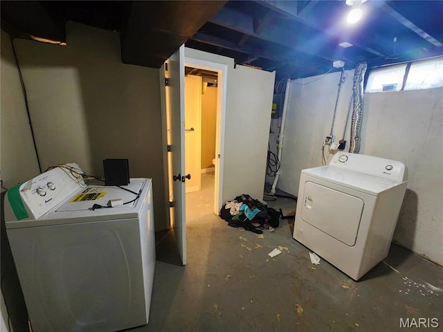 1437 Farmview Ave, Saint Louis, MO 63138 - laundry room featuring independent washer and dryer