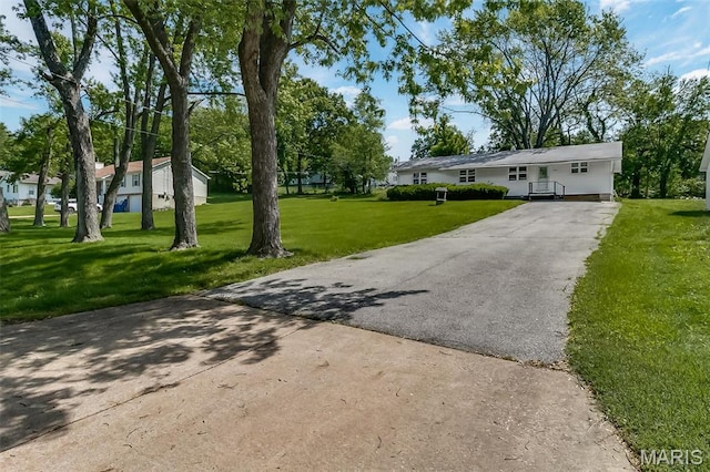 128 Cumberland Ave, Maryland Heights, MO 63043 - view of front facade featuring driveway and a front lawn