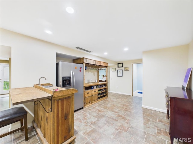 109 Locust Ct, Saint Robert, MO 65584 - kitchen featuring stainless steel fridge with ice dispenser, a sink, baseboards, a breakfast bar, and recessed lighting