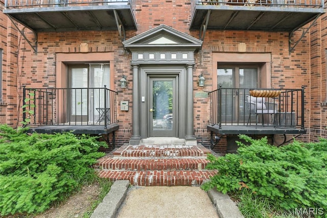10 N Taylor Ave # 1S, Saint Louis, MO 63108 - property entrance with brick siding