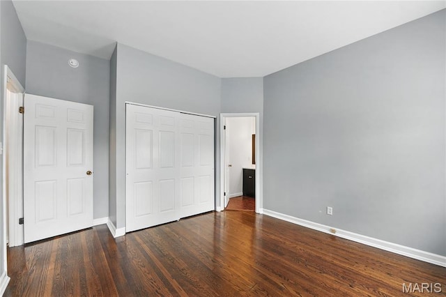 10 N Taylor Ave # 1S, Saint Louis, MO 63108 - unfurnished bedroom with dark wood-style flooring, baseboards, and a closet