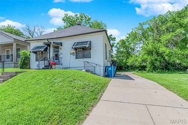 4229 Oakwood Ave, Saint Louis, MO 63121 - bungalow-style house featuring a front yard