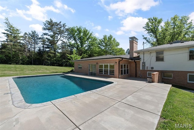 1 Woodoaks Trl, Saint Louis, MO 63124 - swimming pool featuring a patio area and a yard