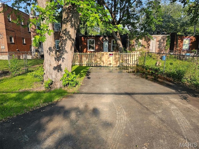 3641 Virginia Ave, Saint Louis, MO 63118 - gate featuring a fenced front yard