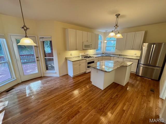 650 Legends View Dr, Eureka, MO 63025 - kitchen with white appliances, a sink, dark wood-style floors, and white cabinets