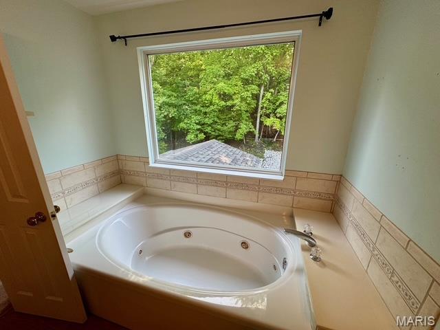 650 Legends View Dr, Eureka, MO 63025 - bathroom featuring a jetted tub