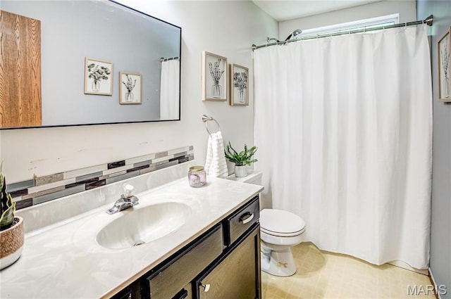 full bathroom featuring vanity, toilet, and a shower with curtain