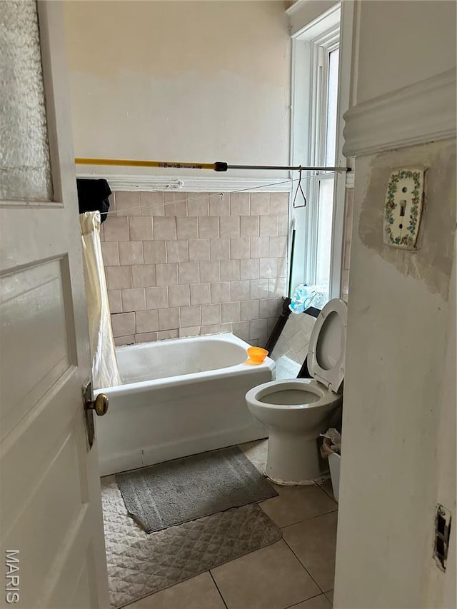 3636 Arkansas Ave, Saint Louis, MO 63118 - full bathroom featuring tile patterned floors, toilet, and tile walls