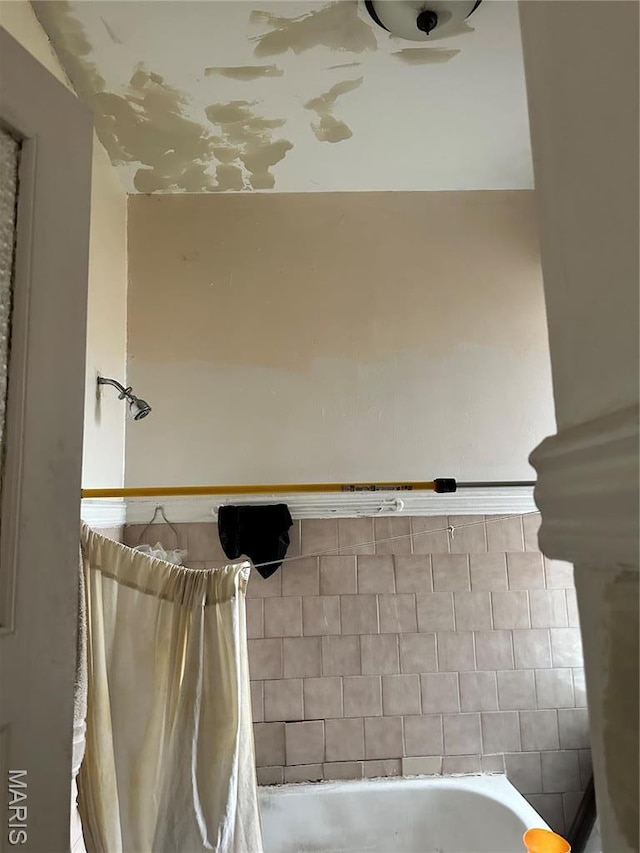3636 Arkansas Ave, Saint Louis, MO 63118 - full bath with a shower with curtain and a bath