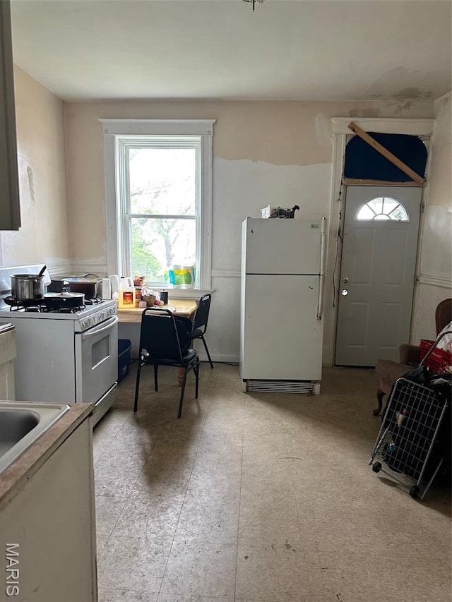 3636 Arkansas Ave, Saint Louis, MO 63118 - kitchen featuring white appliances