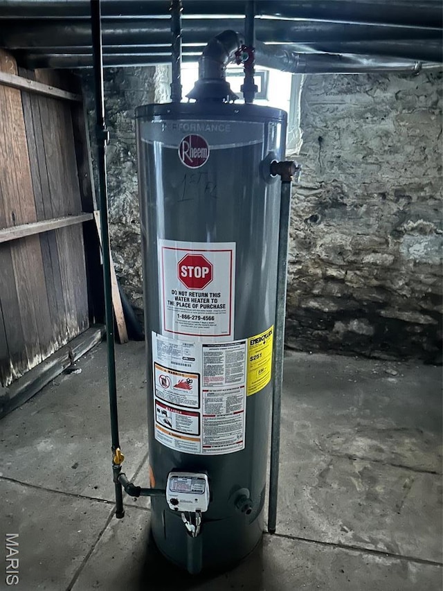 3636 Arkansas Ave, Saint Louis, MO 63118 - utility room featuring water heater