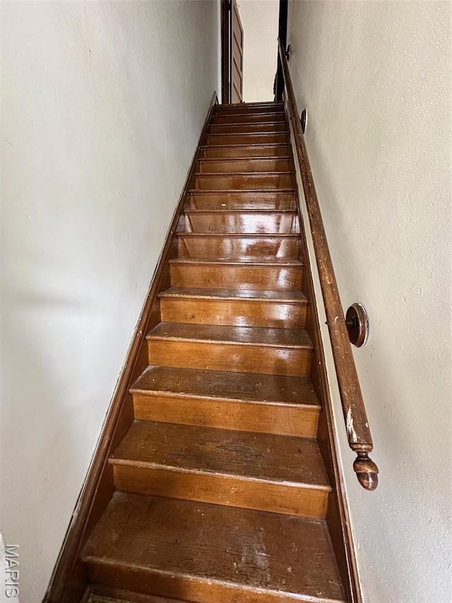 3636 Arkansas Ave, Saint Louis, MO 63118 - stairway featuring a towering ceiling