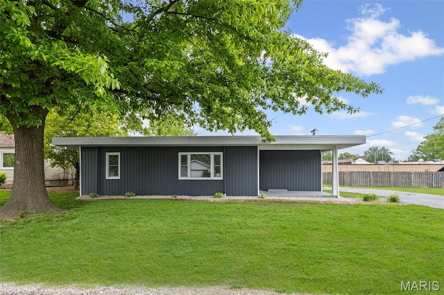 view of front facade with driveway and a carport