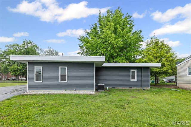 back of house featuring a lawn