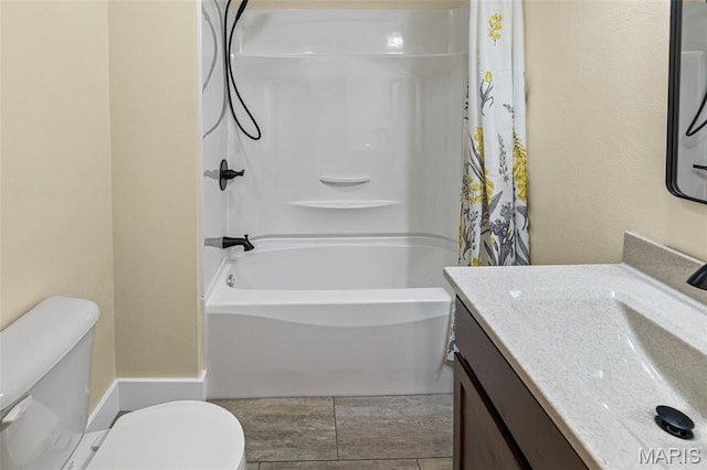 full bath featuring toilet, vanity, and shower / tub combo with curtain