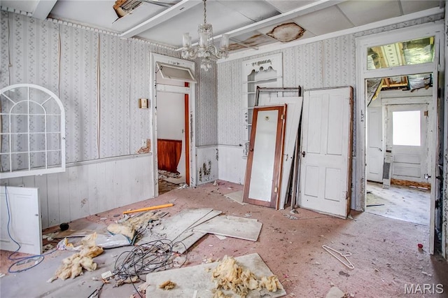 212 Franklin St, Hardin, IL 62047 - empty room featuring a chandelier and wallpapered walls