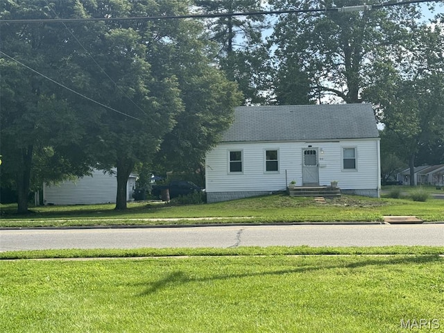 915 Lindsay Ln, Florissant, MO 63031 - cape cod-style house featuring a front lawn