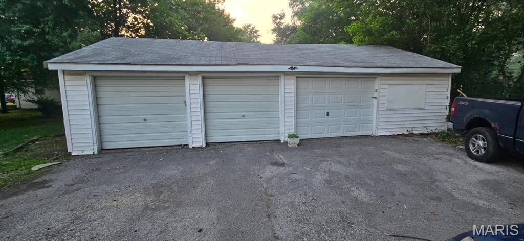 915 Lindsay Ln, Florissant, MO 63031 - photo 2