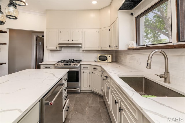 305 W Ray St, Christopher, IL 62822 - kitchen with stainless steel appliances, a sink, under cabinet range hood, backsplash, and crown molding