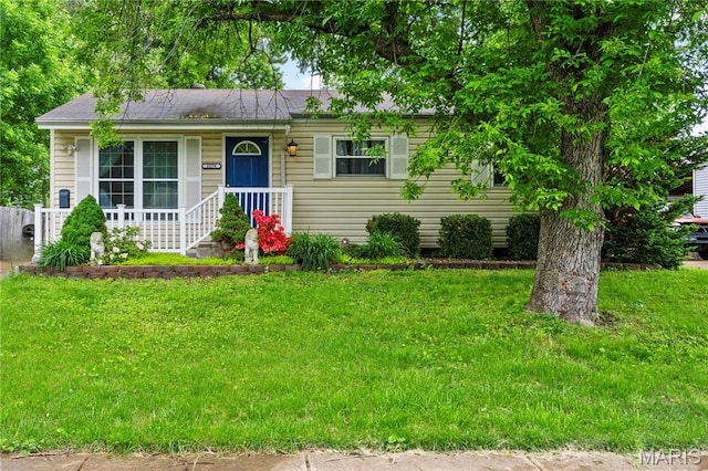 2270 Grants Pkwy, Florissant, MO 63031 - single story home with a front lawn