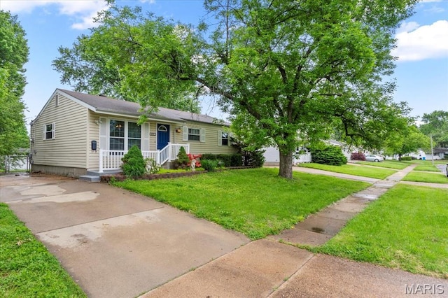 2270 Grants Pkwy, Florissant, MO 63031 - view of front facade featuring driveway and a front yard