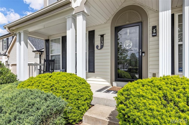 entrance to property featuring covered porch