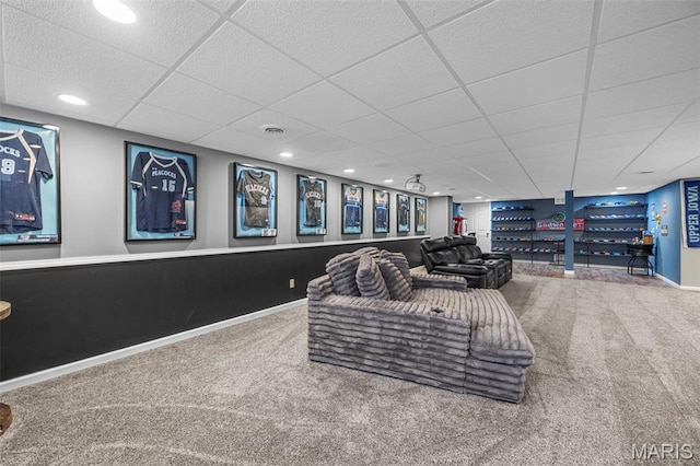 living area featuring carpet flooring, a drop ceiling, and baseboards
