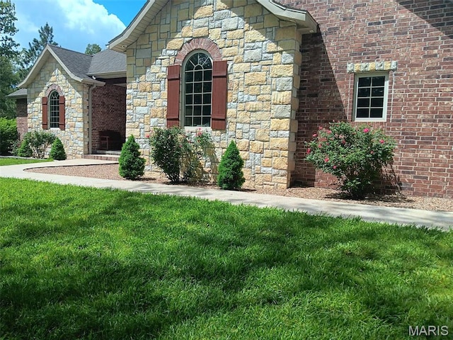 24473 Remington, Lebanon, MO 65536 - view of side of property with stone siding and a yard