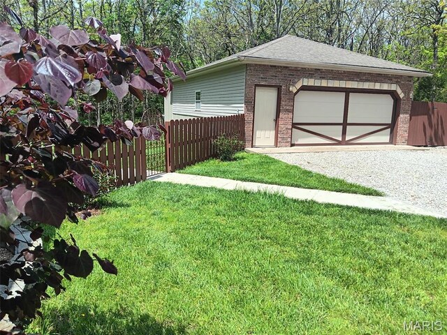 24473 Remington, Lebanon, MO 65536 - detached garage with driveway