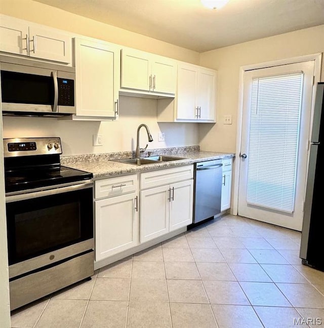 4028 Esseldale Dr, Saint Ann, MO 63074 - kitchen featuring stainless steel appliances, a sink, white cabinetry, and light countertops