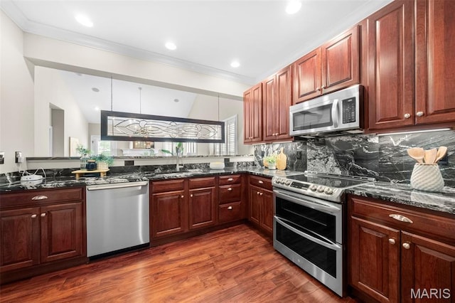 427 Newkirk Cir, Saint Charles, MO 63303 - kitchen featuring stainless steel appliances, a sink, ornamental molding, dark wood finished floors, and backsplash