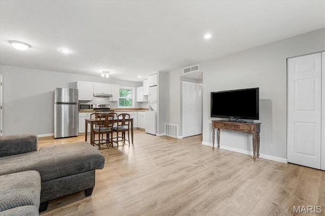 284 Ramsey Ln, Ballwin, MO 63021 - living room featuring light wood-style floors, baseboards, and recessed lighting
