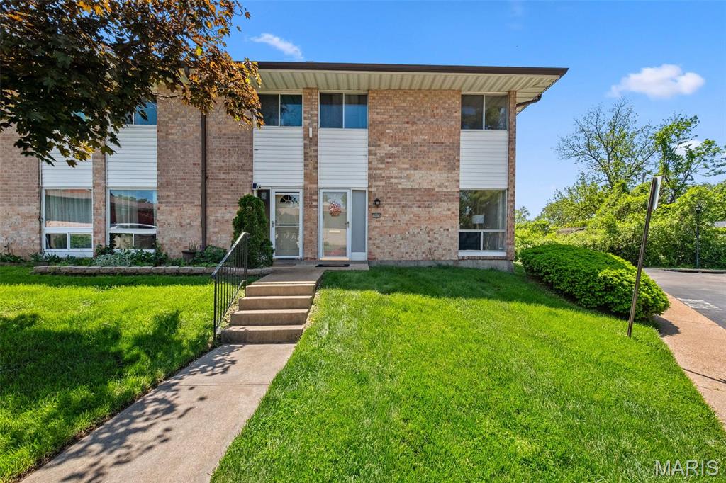 10026 Sakura Dr, Saint Louis, MO 63128 - photo 1